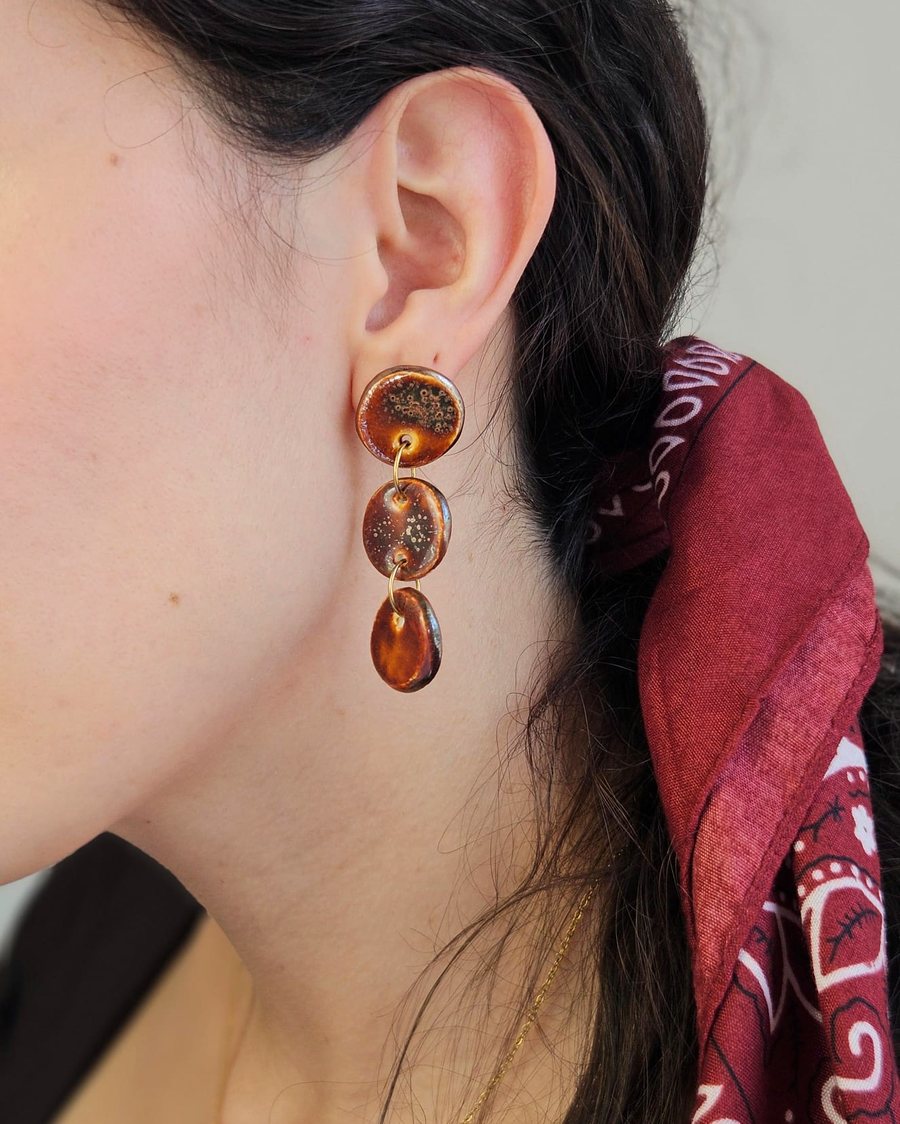 Three-tier tortoise-glaze drop earring, worn